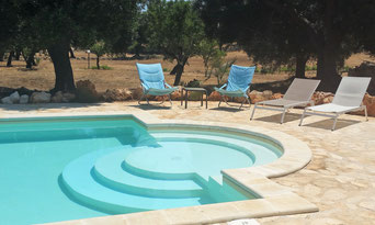 Der private Pool des Ferienhauses Trulli nel Tempo zu mieten in Apulien