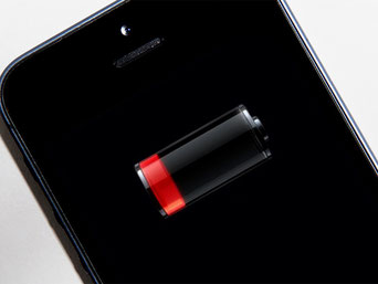 黒いiPhone画面に赤い低残量のバッテリーアイコンが表示されているクローズアップ写真。充電の減りが早い症状やバッテリー劣化、電池交換の目安がわかる状態。