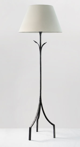 lampadaire Vegetal, acier gris, 2 feuilles acier martelées, 3 pieds, lampadaire rond blanc