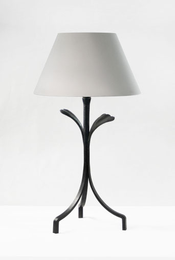 Lampe de bureau en acier gris, 2 feuilles acier martelées, 3 pieds, abat-jour rond blanc cassé