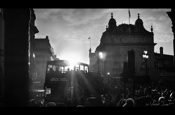 Vue du croisement Piccadilly Circus en plein après-midi. Londres