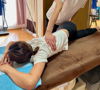 腰痛に対する筋膜ストレッチ施術写真。西宮夙川の鍼灸筋膜整体スタジオルシア。