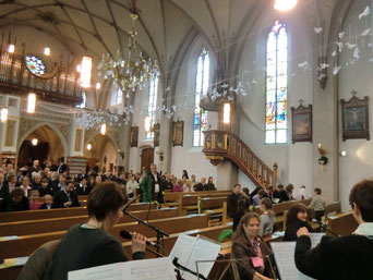 Letzte Vorbereitungen ... langsam füllt sich die Kirche