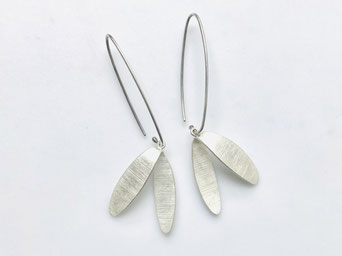 Silke-Erdtmann-Schmuck_Ohrschmuck_Silber_Blätter_texturiert_lang