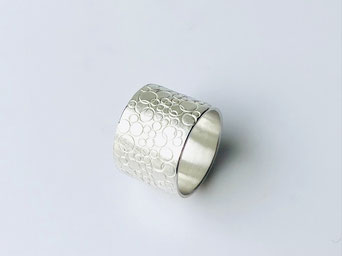 Silke-Erdtmann-Schmuck_Ringe_Silber_Kreistextur