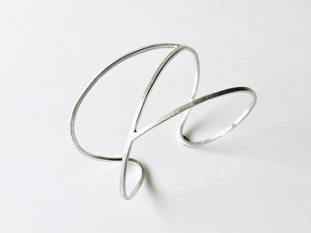 Silke-Erdtmann-Schmuck_Armschmuck_Silber_grafisch