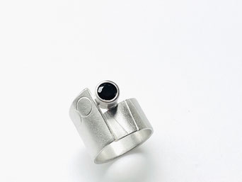 Silke-Erdtmann-Schmuck_Ringe_Silber_Spinell-schwarz