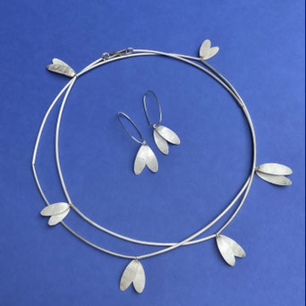 Silke-Erdtmann-Schmuck_Halsschmuck_Kette-Blattform-Silber_Ohrhänger