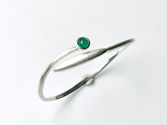 Silke-Erdtmann-Schmuck_Armschmuck_Reif_Silber_Blattform_Grünachat