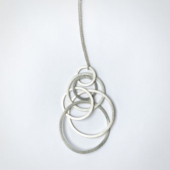 Silke-Erdtmann-Schmuck_Halsschmuck_Kette_Anhänger_Kreisformen_Silber