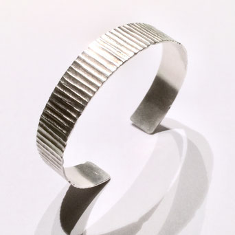 Silke-Erdtmann-Schmuck_Männerschmuck_Silber_Armspange_texturiert