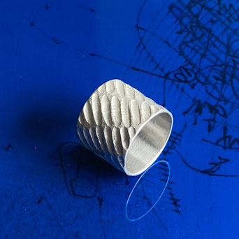 Silke-Erdtmann-Schmuck_Männerschmuck_Ringe_Silber_texturiert_breit