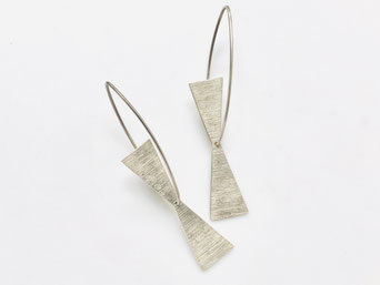 Silke-Erdtmann-Schmuck_Ohrschmuck_Silber_texturiert_lang