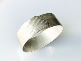 Silke-Erdtmann-Schmuck_Armschmuck_Reif_Silber_Textur