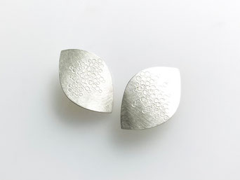 Silke-Erdtmann-Schmuck_Ohrschmuck_Silber_texturiert_floral