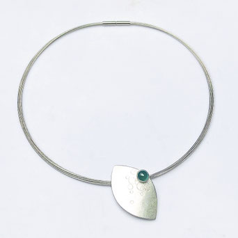 Silke-Erdtmann-Schmuck_Halsschmuck_Reif_Anhänger_Blattform_Silber_Grünachat
