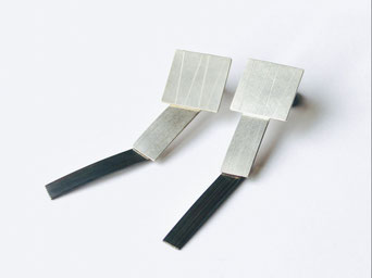 Silke-Erdtmann-Schmuck_Ohrschmuck_Silber_texturiert_grafisch_lang