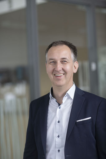 Unternehmensgründer Thomas Prusnik ist ein innovativer Unternehmer und Produktentwickler, der nach vor schaut und dafür sorgt, dass Aura immer wieder Trends in der Poolbranche setzt.