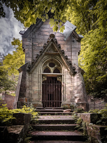 Kleine Kapelle auf dem verlassenen Friedhof