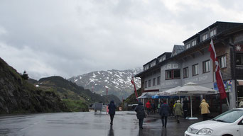 Montag: Danach geht es über den Arlberg. Leider war es regnerisch und kalt und wir konnten die imposanten Berge rundherum kaum sehen.