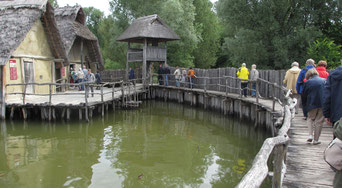 Samstag: Das Freilichtmusuem bei Unteruhldingen zeigt Pfahlbauten im See, die ursprünglich aus der Steinzeit stammen und in der jetzigen Form 1922 und nach dem zweiten Weltkrieg restauriert wurden.