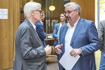 Das Team des FAV OÖ im Gespräch während der Generalversammlung.