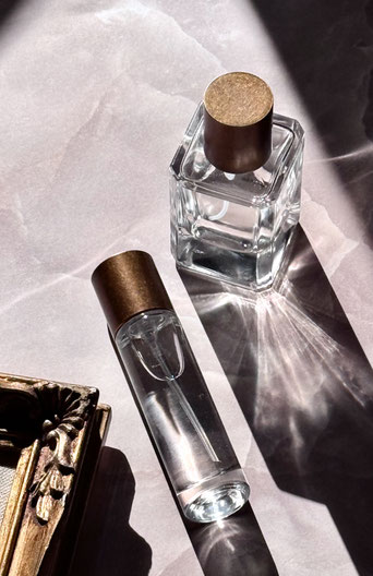 真鍮と香水瓶の美しい組合せ