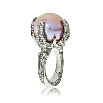 Cocktailring in Weissgold mit einer Süsswasserperle und Brillanten aus der Gremlin Kollektion der Goldschmiede OBSESSION Zürich und Wetzikon