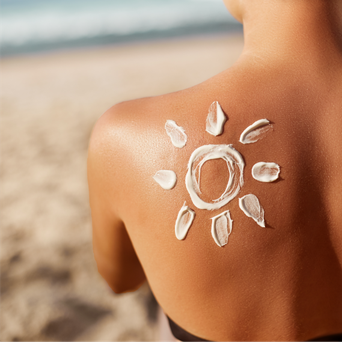 Sonne auf Frauenschulter am Strand - Solarenergie