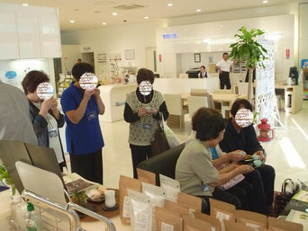 お茶を楽しむお客様たち