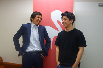 談笑する川面創さん(左)と金村容典さん