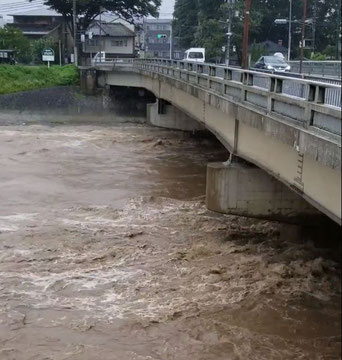 豪雨により増水し、濁流が轟音をあげる賀茂川 =上賀茂橋(京都市北区)、6日午後2時撮影