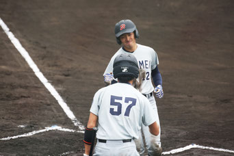ホームイン後にハイタッチを交わす中村選手