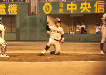 ホームベースを踏み、ベンチにガッツポーズする大本