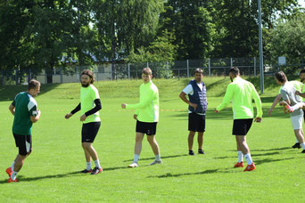 Trainer Dragan Lasic  beobachtet seine Spieler beim Aufwärmen.