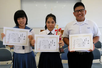最優秀賞の狩俣さん(中央)、優秀賞の島仲さん(左)、金城君(右)=16日午後、八重山合同庁舎
