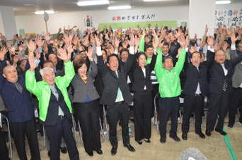当選確実を受け、バンザイ三唱する中山義隆氏と支持者ら=11日夜、真栄里の選対事務所