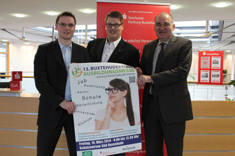 Freuen sich auf zahlreiche interessierte Schülerin und Schüler (v. l.): Udo Feindt, und Alexander Krause von der Jungen Union sowie Frank Jäschke, stellv. Vorstandsvorsitzender der Sparkasse Harburg-Buxtehude. (Foto: Beckmann)