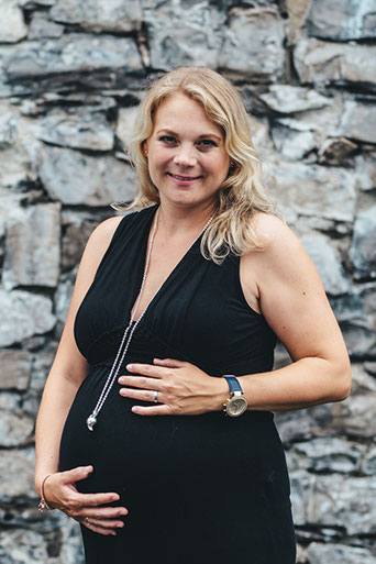 Baby schläft vor blauem Hintergrund in Korb