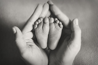 Eltern sehen ihr neugeborenes baby an und halten es