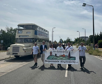 Mitglieder des Bürgervereins beim Festumzug 650 Jahr Feier mit historischen Bus Do 56
