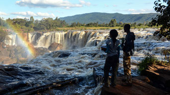 Le "Fourteen Falls" (Quattordici Cascate) sul Fiume Athi. Sullo sfondo l'altopiano Yatta.