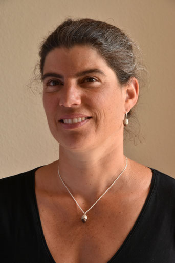 Pflanzen Kollektion bekomme ich die Formgebung von der Natur geschenkt, Samenstände welche mit Holz kombiniert sind. durch die Technik der verlorenen Form verwende ich neue Pflanzenteile entsteht ein Einzelstück in Schaffhausen. Konrade Grenadill Ohrring