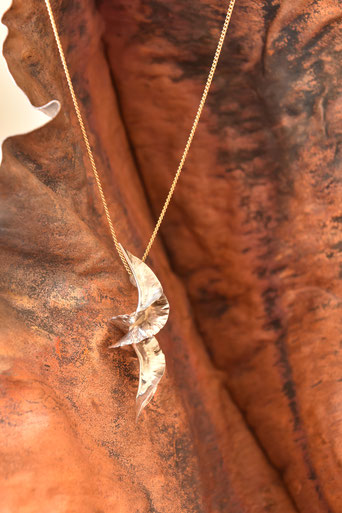 Die Antwort des Zufalls Kollektion entstand durch ein Kunstprojekt in dem ich in der Technik des falten & hämmern von Edelmetall Objekte gestaltete. Diese Ohrring und Anhänger fertige ich in Silber, Gold an. Schmuck ist ein Einzelstück, iela scherrer