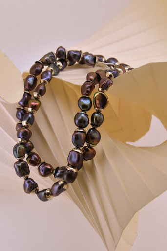 Dieses Halscollie gestaltete Iela Scherrer aus echten Natur Perlen welche ich mit Silberfassungen veredelte. Der einzigartige Unikat Schmuck wurde von ihr entworfen und von Hand in ihrer Atelier und Werkstatt in Schaffhausen Schweiz angefertigt.
