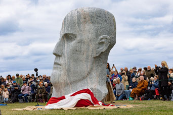 Der steinerne "Ymir" vollendet das Freiluft-Kunstwerk "Dodekalitten" auf Lolland. Foto: Dodekalitten/Thomas Kadziola