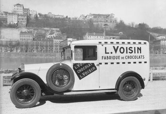 Automobile Voisin utilisée pour la livraison au début du XXe siècle.