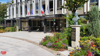 Parvis de la mairie de Vélizy-Villacoublay - Août 2017 © Vélizy Info.