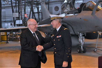 Le président israélien Reuven Rivlin a été accueilli à la BA 107 de Villacoublay par le général Philippe Lavigne, commandant de l’armée de l’air française, le 24 janvier 2019.