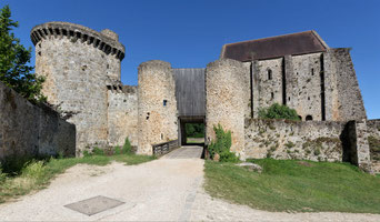Châtelet d'entrée du château de la Madeleine.